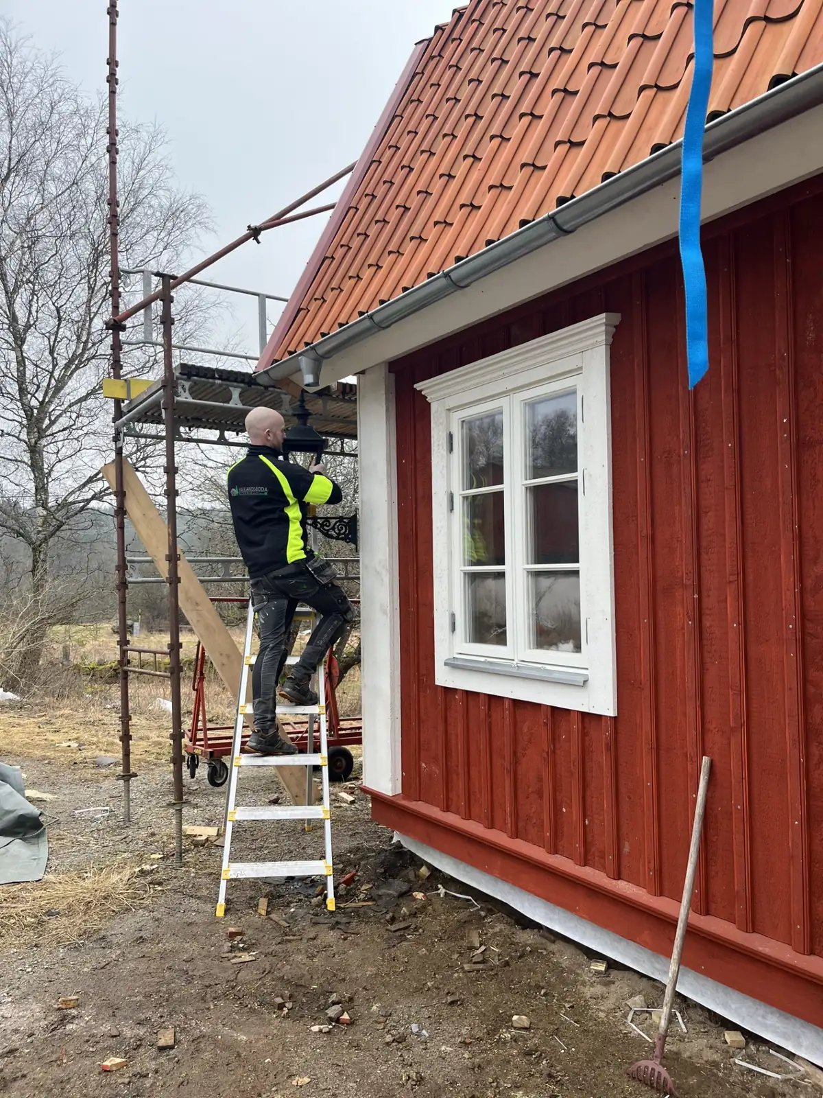 Hallandsboda Elteknik elektriker arbetar på plats