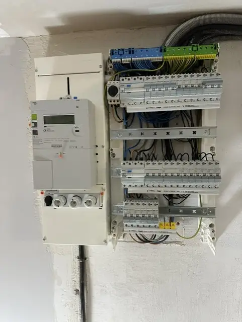 Elcentral öppen för felsökning och kontroll