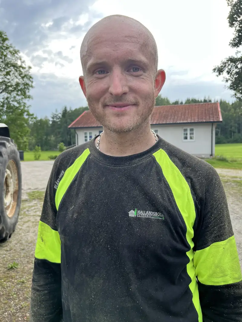 Emil Karlsson, behörig elektriker och ägare av Hallandsboda Elteknik