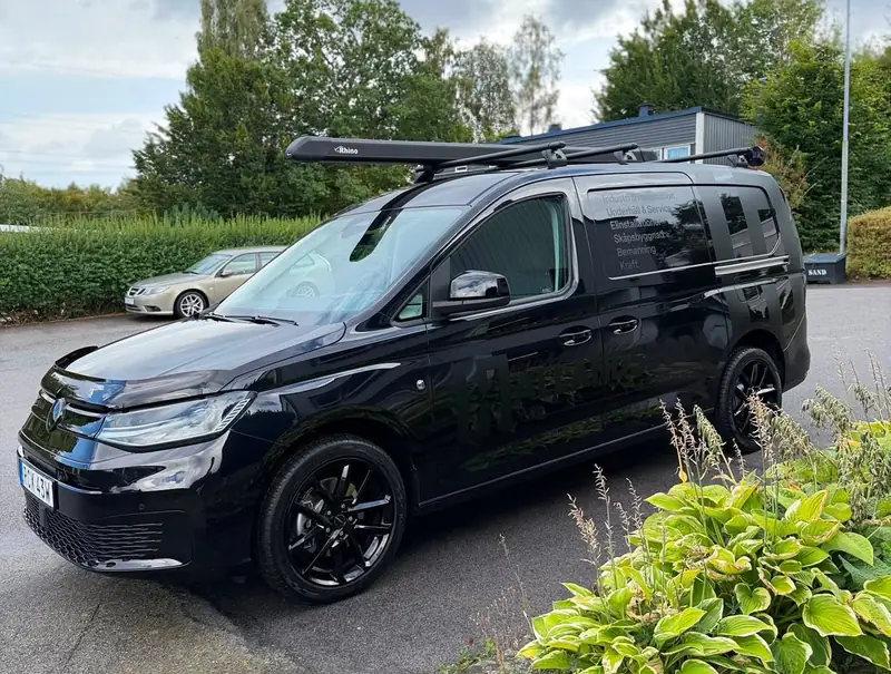 Hallandsboda Elteknik servicebil redo för elinstallation i Blekinge
