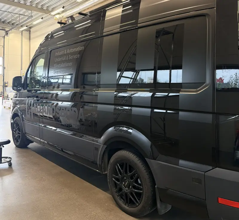 Hallandsboda Elteknik servicebil utrustad för industri- och automationsuppdrag