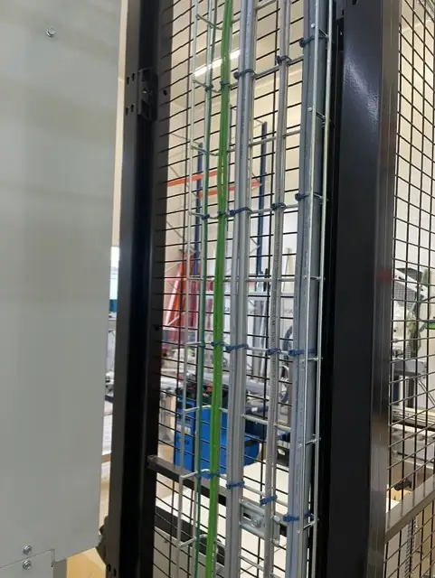 Kabeldragning på kabelstege i industrilokal