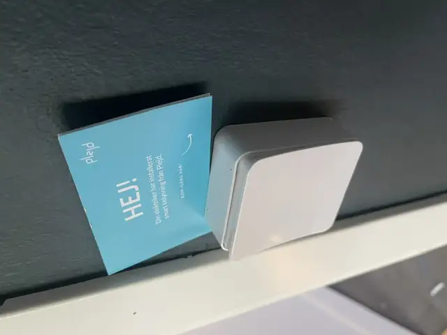 Plejd smart hem gateway monterad på vägg