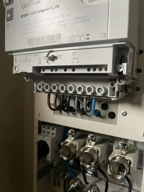 Servisskåp och nätanslutning för solcellsinstallation