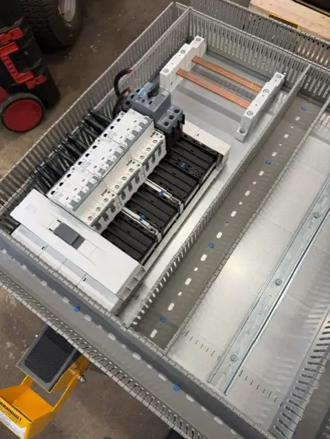 Elskåp under montering i verkstad