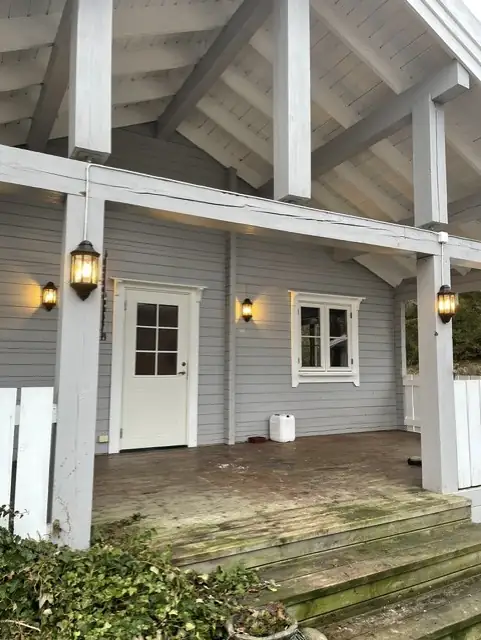 Utomhusbelysning monterad på husfasad